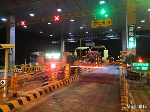 臨潼管理所豁口收費(fèi)站車道安裝LED燈帶